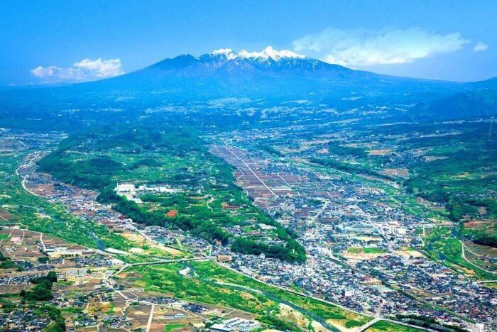 上空からの韮崎市の写真